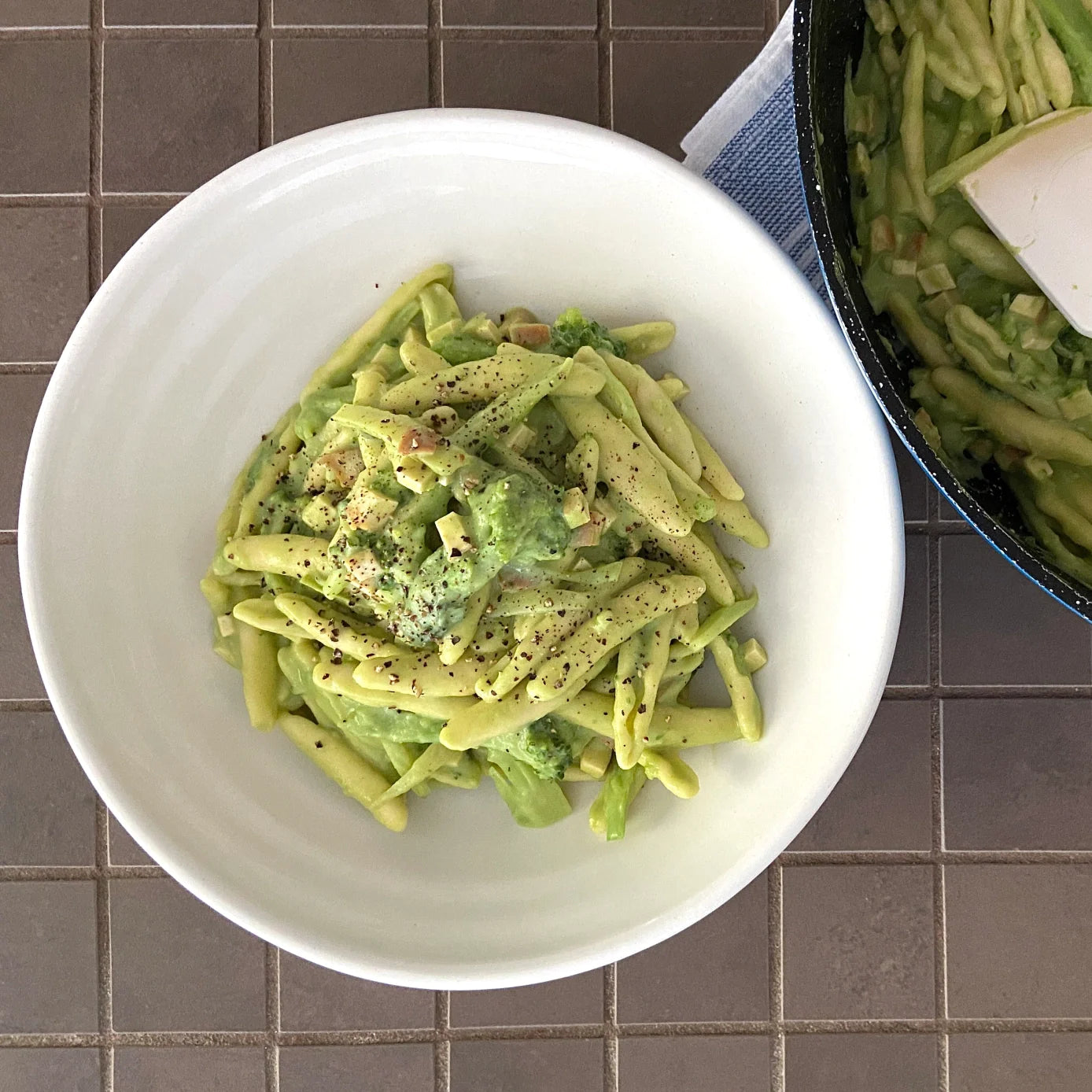 Pasta with cream of broccoli and smoked tofu