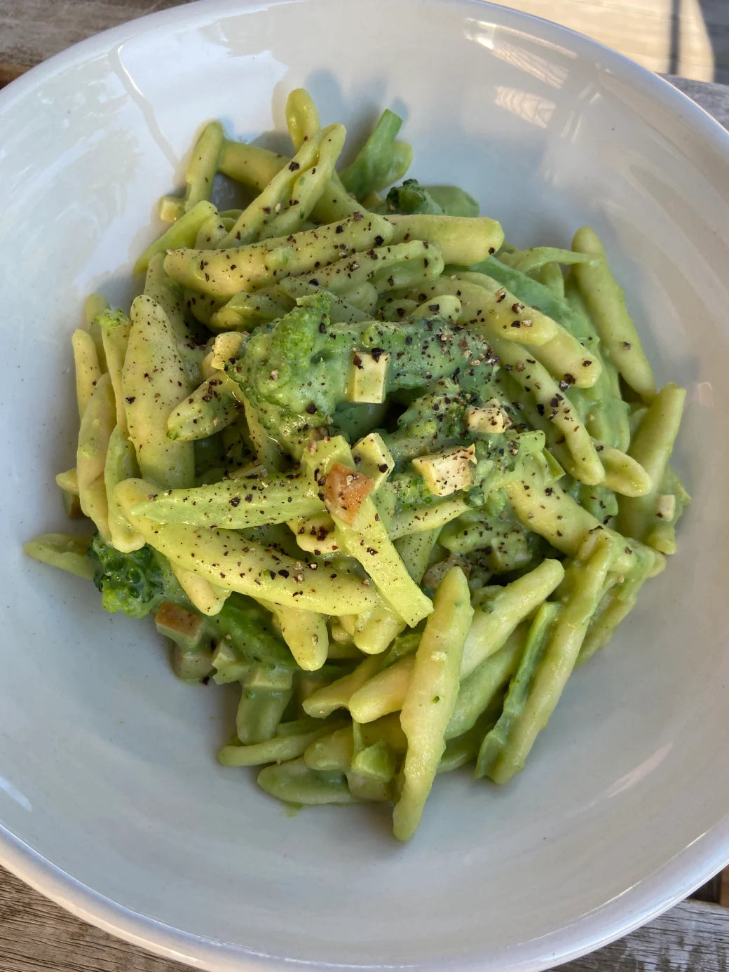 Pasta with cream of broccoli and smoked tofu